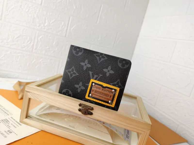 LV Wallets-1378