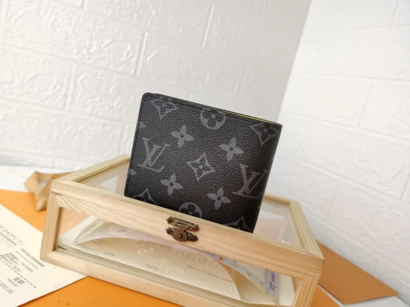Alternative view of LV Wallets-1378
