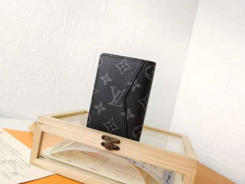 Alternative view of LV Wallets-1379
