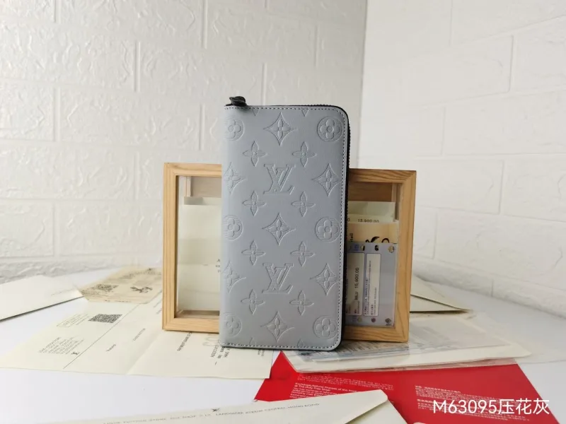 LV Wallets-1383