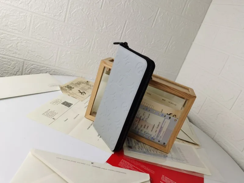 Alternative view of LV Wallets-1383