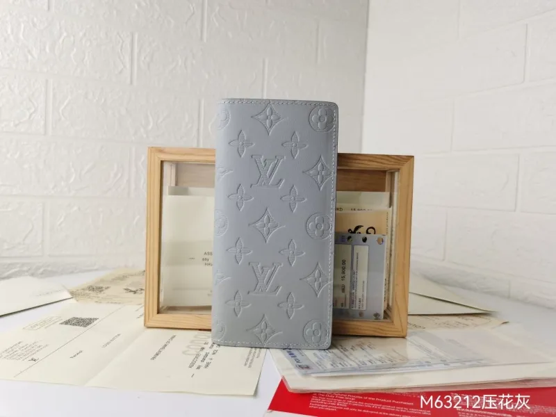 LV Wallets-1384