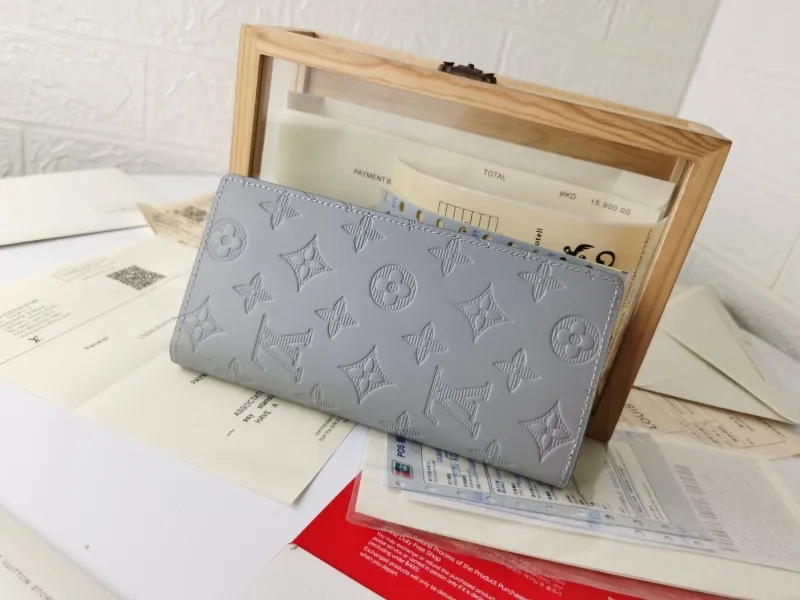 Alternative view of LV Wallets-1384