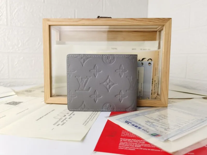 Alternative view of LV Wallets-1385