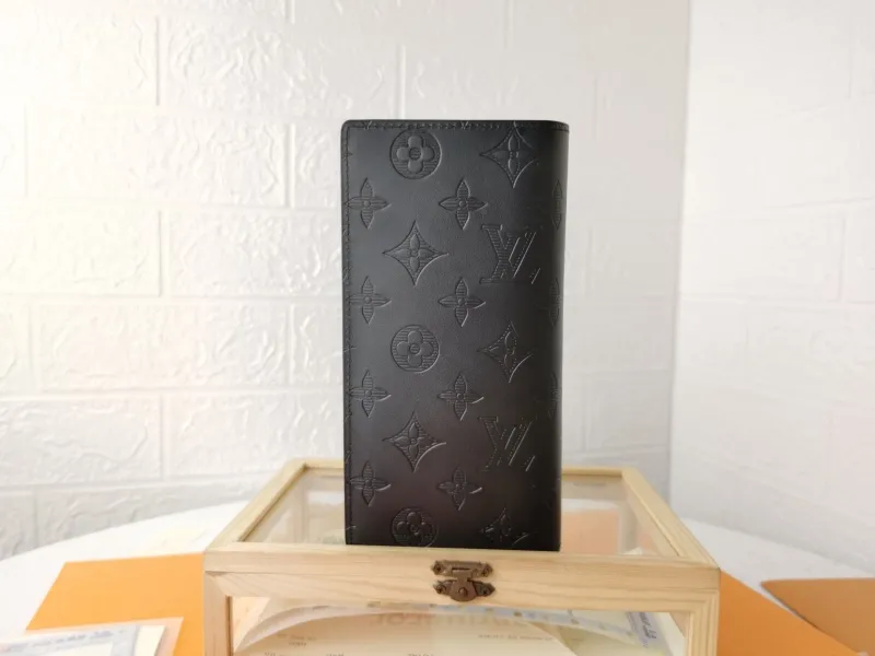 Alternative view of LV Wallets-1388