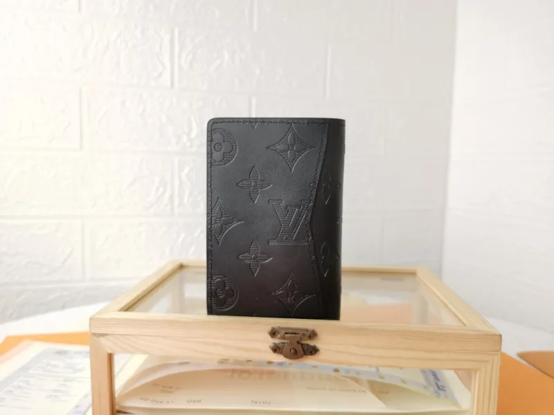 Alternative view of LV Wallets-1390
