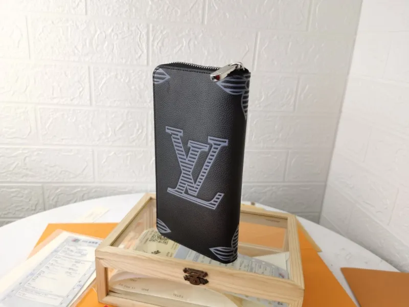 Alternative view of LV Wallets-1391