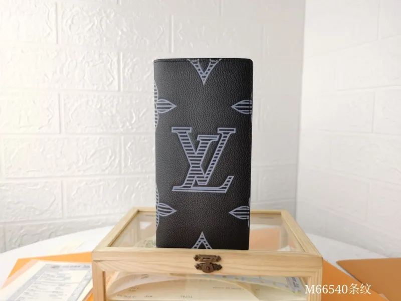 LV Wallets-1392