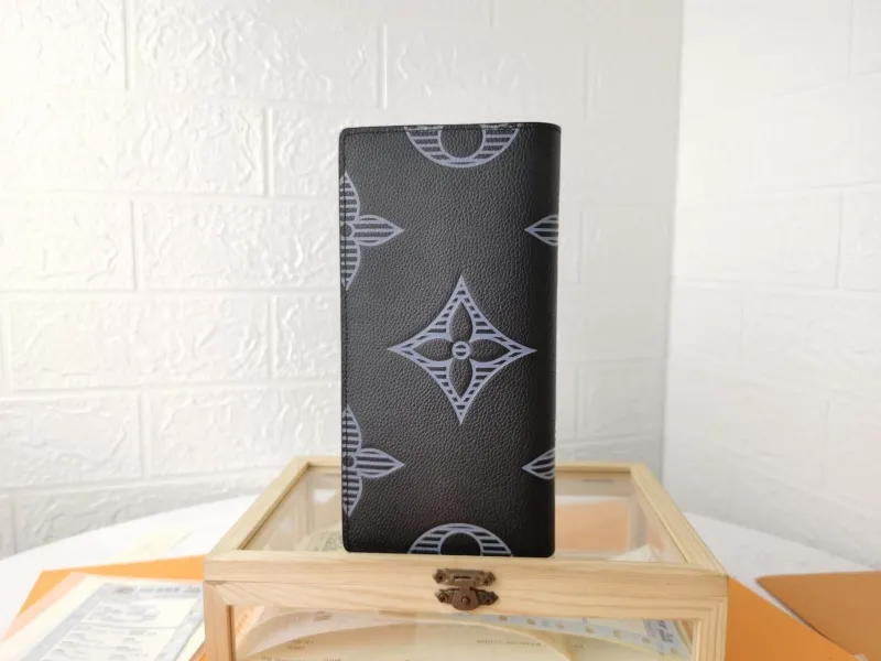 Alternative view of LV Wallets-1392