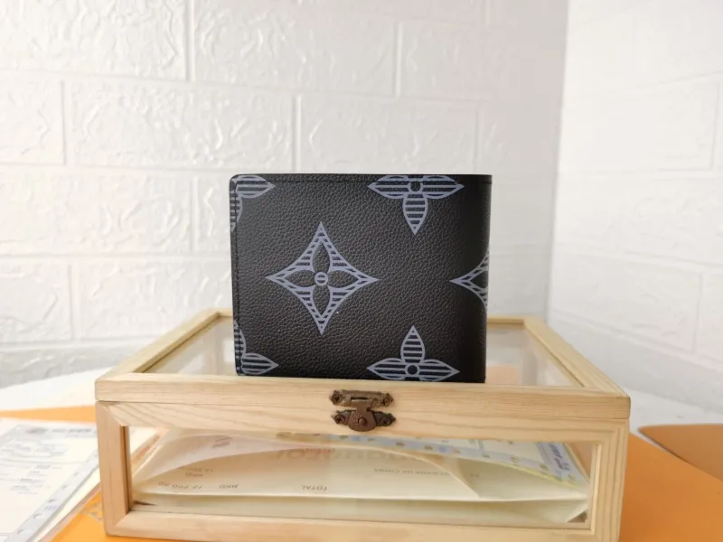 Alternative view of LV Wallets-1393