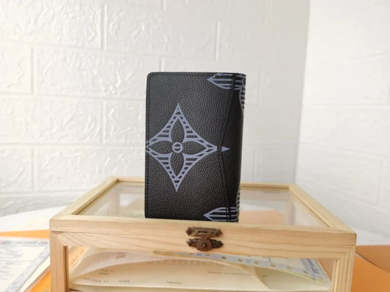 Alternative view of LV Wallets-1394