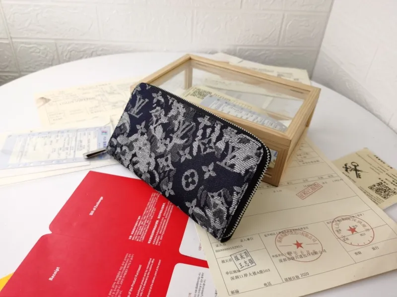 Alternative view of LV Wallets-1395
