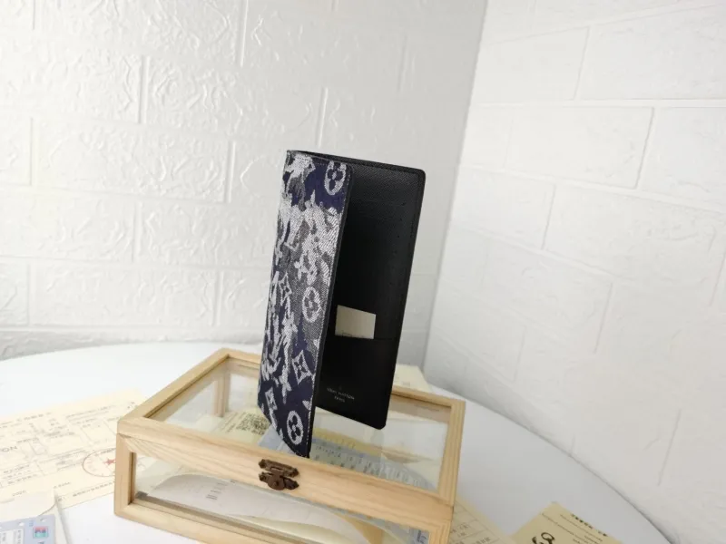 Alternative view of LV Wallets-1396