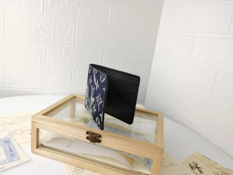 Alternative view of LV Wallets-1397