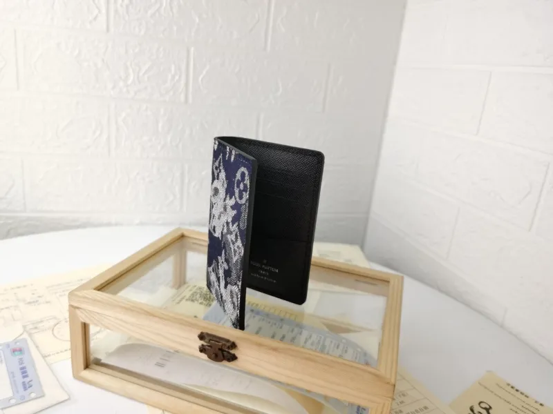 Alternative view of LV Wallets-1398