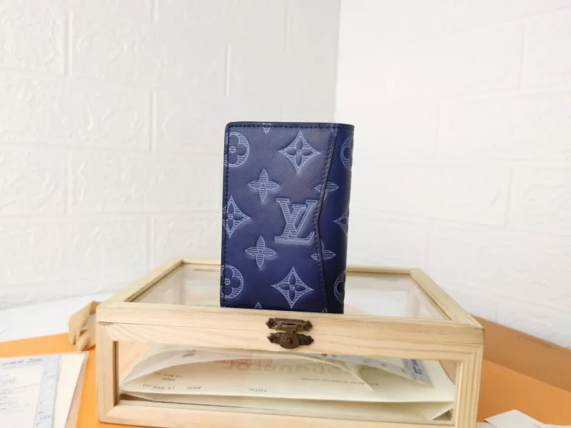 Alternative view of LV Wallets-1401