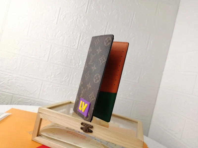 Alternative view of LV Wallets-1402
