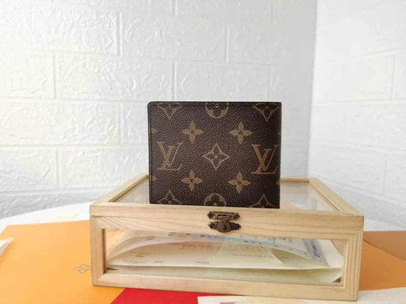Alternative view of LV Wallets-1403