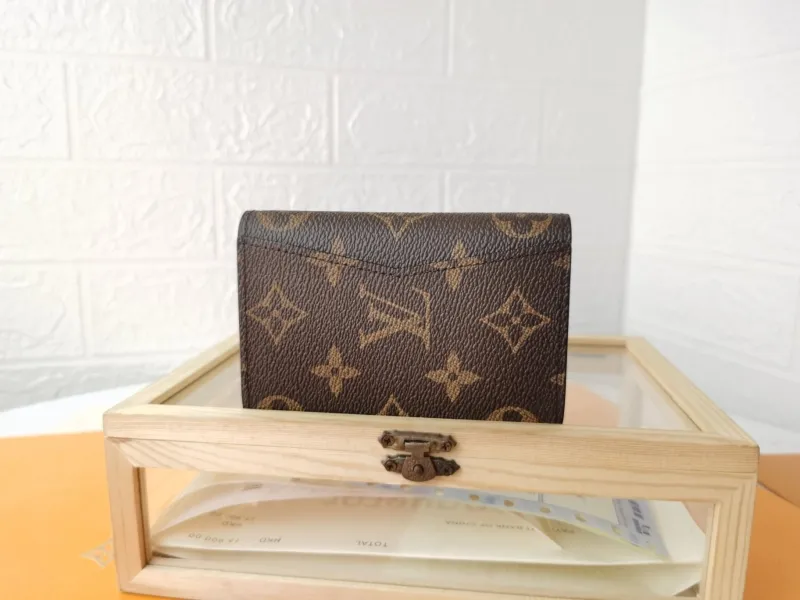 Alternative view of LV Wallets-1404