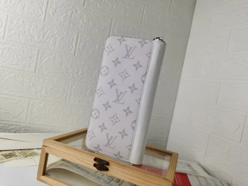 Alternative view of LV Wallets-1405
