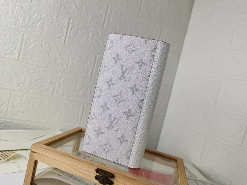Alternative view of LV Wallets-1406
