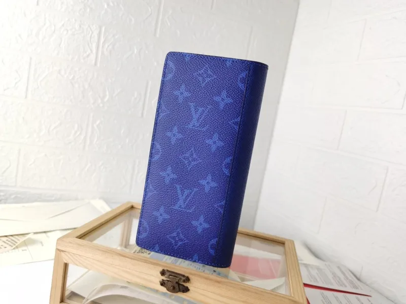Alternative view of LV Wallets-1409