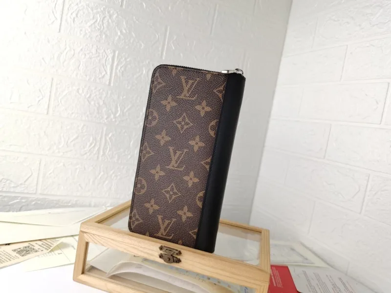 Alternative view of LV Wallets-1411