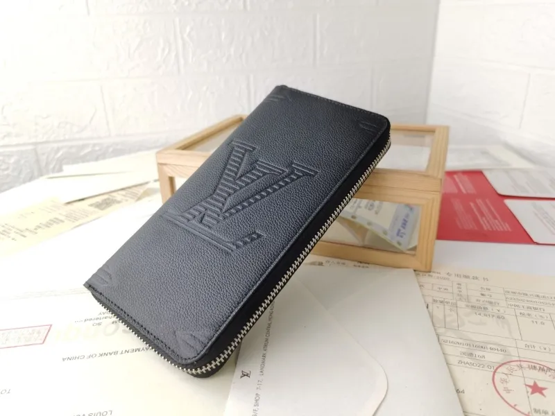 Alternative view of LV Wallets-1414