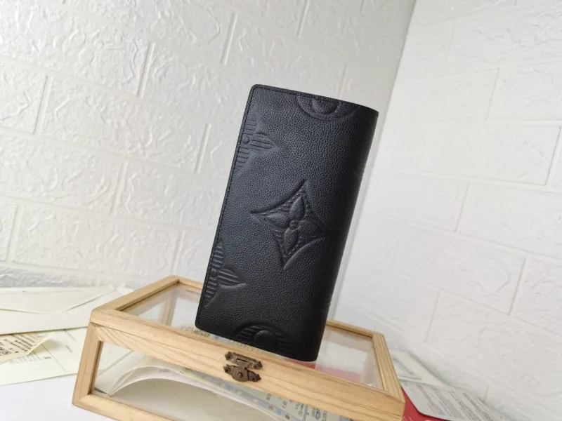 Alternative view of LV Wallets-1415