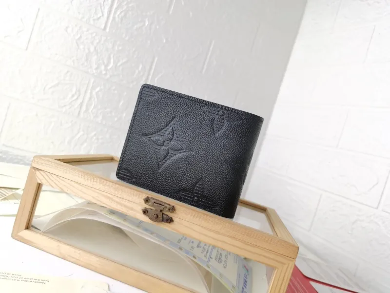 Alternative view of LV Wallets-1416