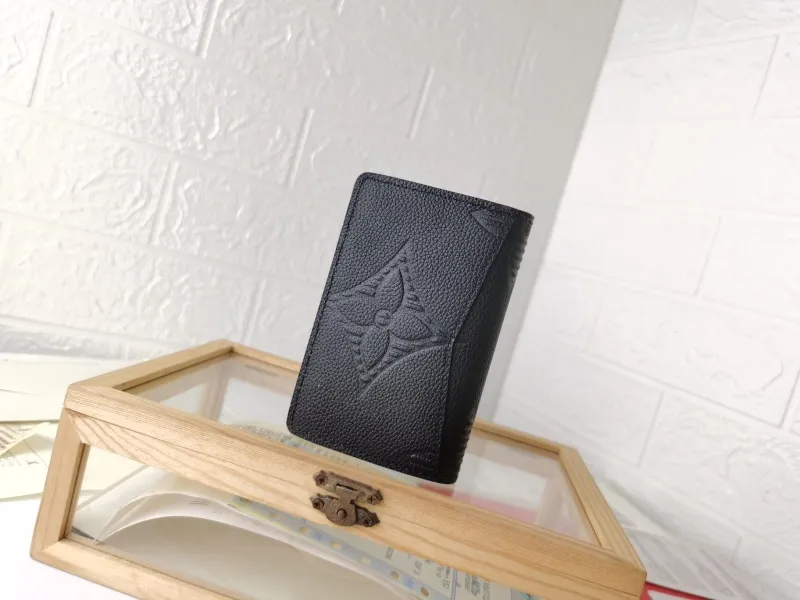 Alternative view of LV Wallets-1417