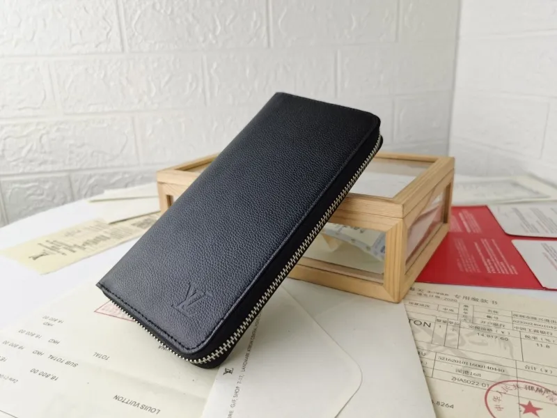 Alternative view of LV Wallets-1418