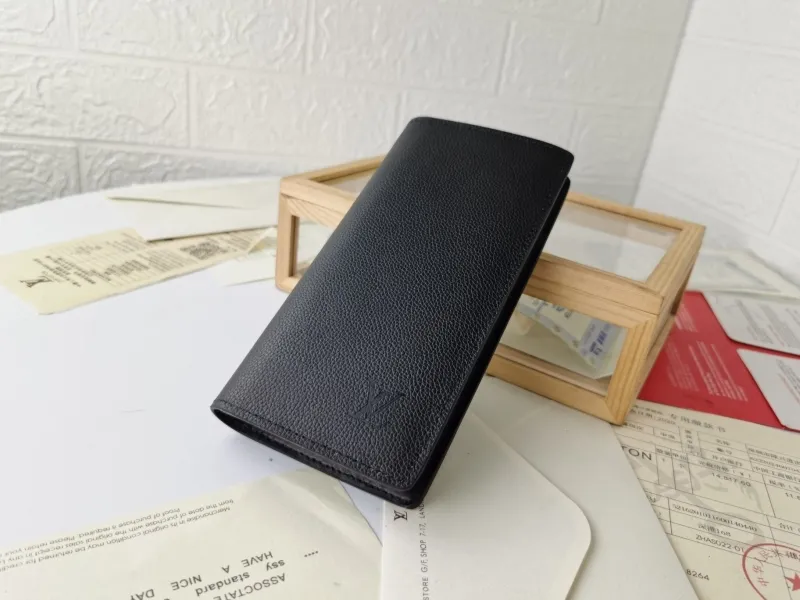 Alternative view of LV Wallets-1419