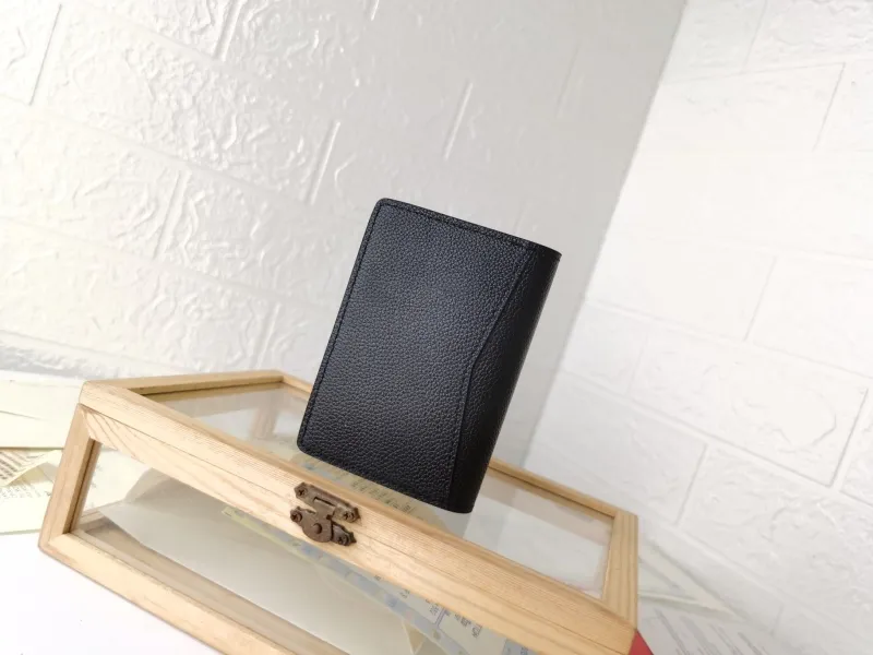 Alternative view of LV Wallets-1421