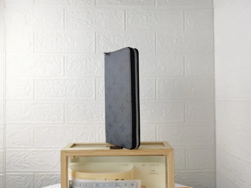 Alternative view of LV Wallets-1422
