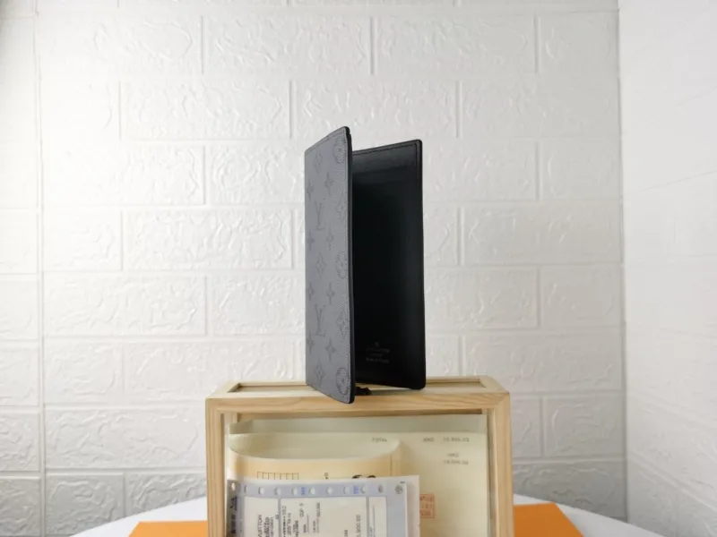 Alternative view of LV Wallets-1423