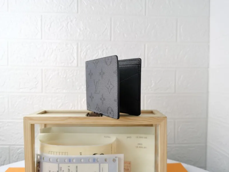Alternative view of LV Wallets-1424