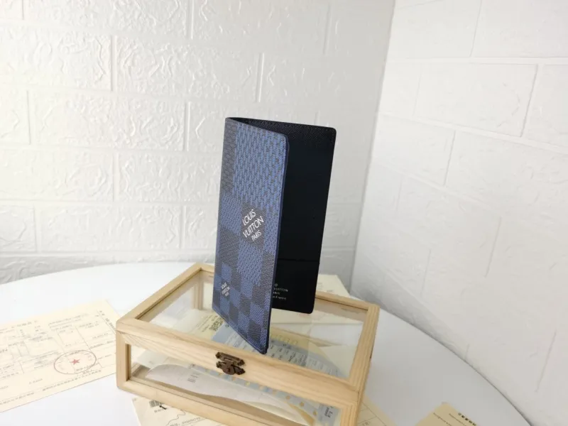 Alternative view of LV Wallets-1428