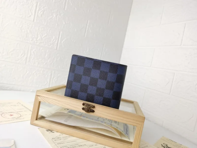 Alternative view of LV Wallets-1429