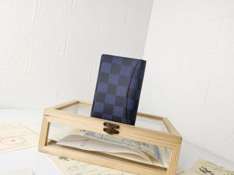 Alternative view of LV Wallets-1430