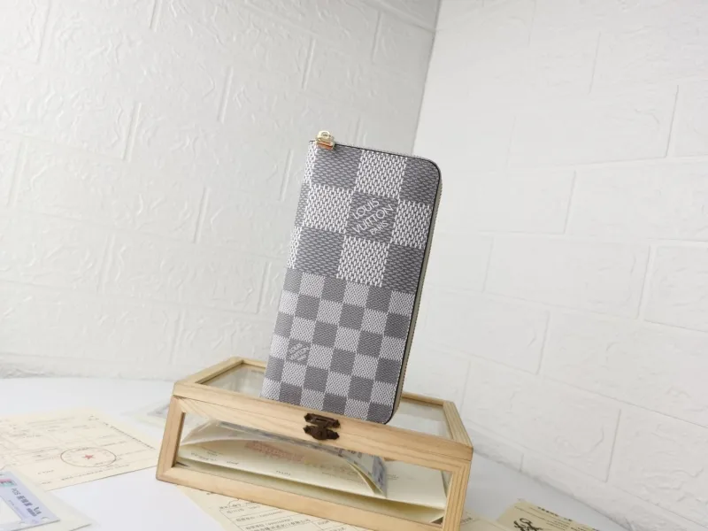 LV Wallets-1431
