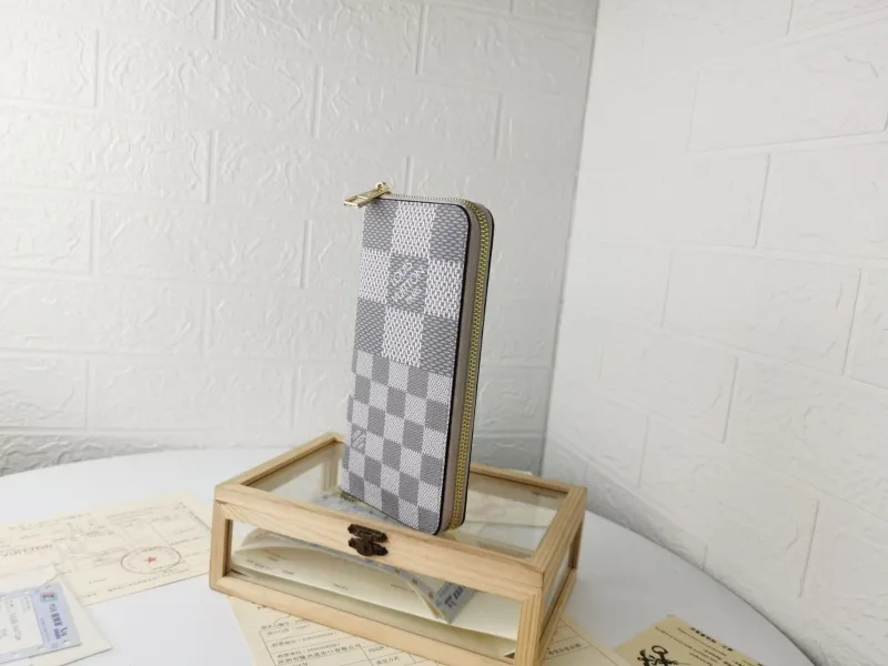 Alternative view of LV Wallets-1431