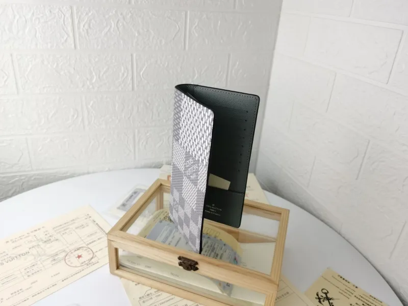 Alternative view of LV Wallets-1432