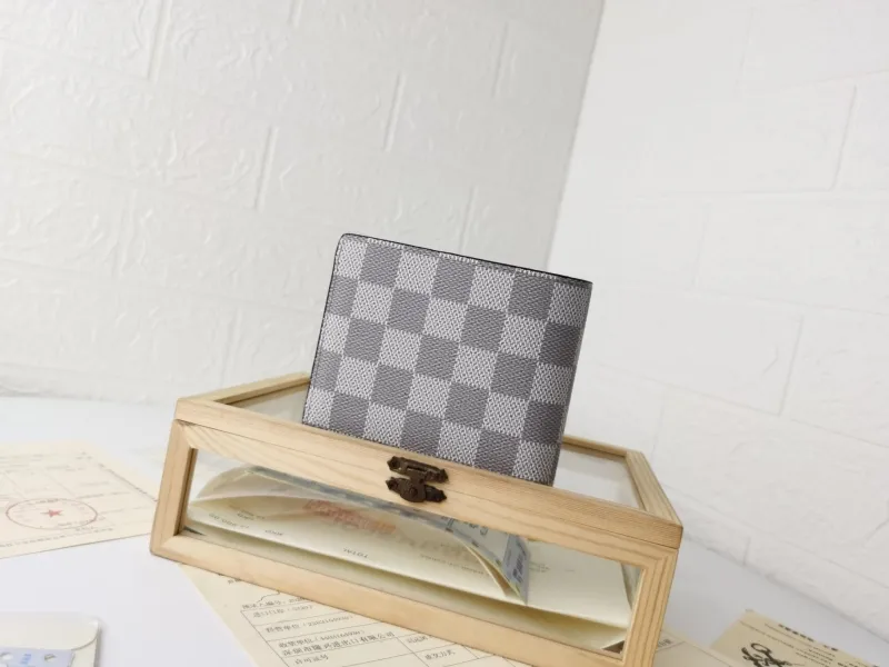Alternative view of LV Wallets-1433