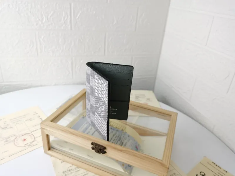 Alternative view of LV Wallets-1434