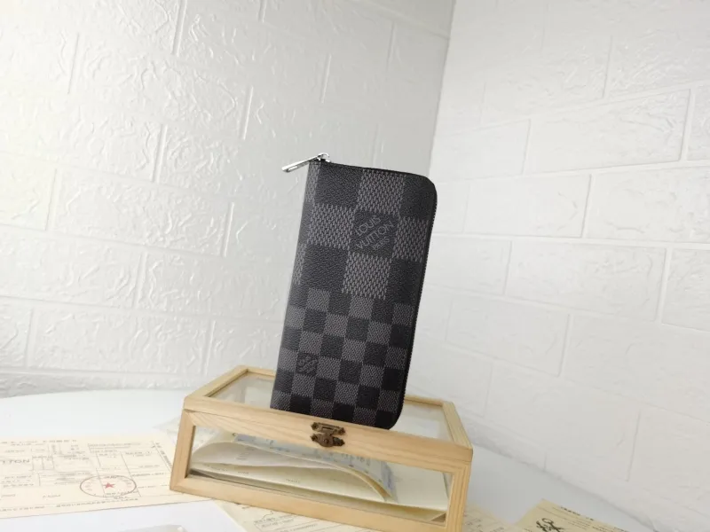 LV Wallets-1435