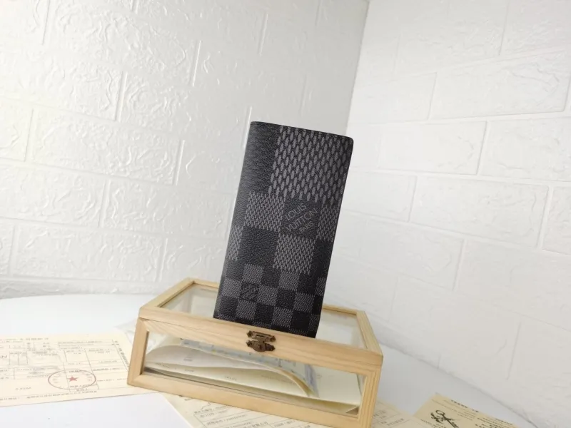 LV Wallets-1436