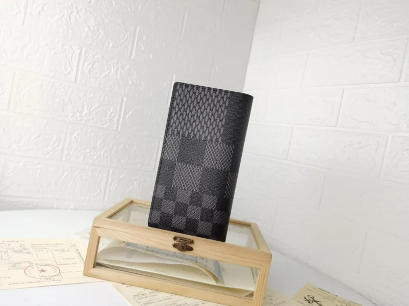 Alternative view of LV Wallets-1436