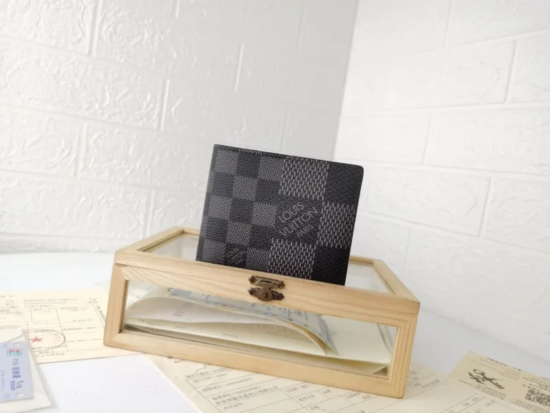 LV Wallets-1437