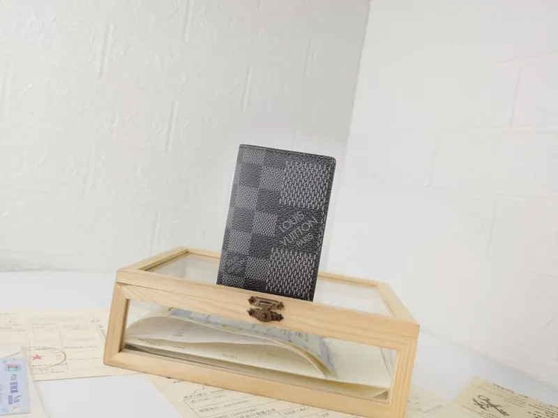 LV Wallets-1438